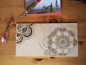 Pyrogravure : tutoriel pour customiser de la vaisselle en bois